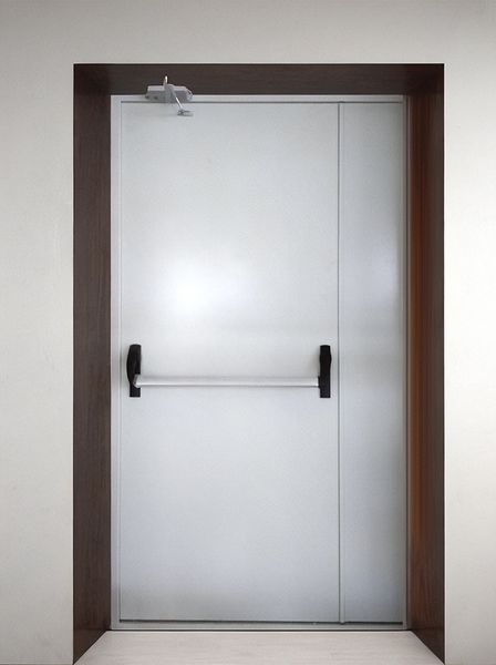 Дверь на аварийном выходе