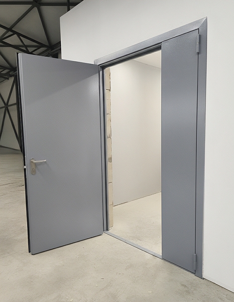 Серая полуторная дверь