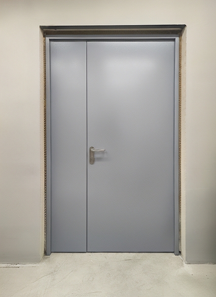 Серая полуторная дверь