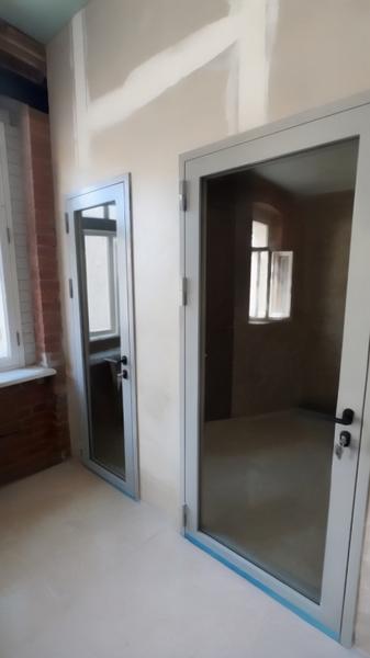 Двери с большим стеклом