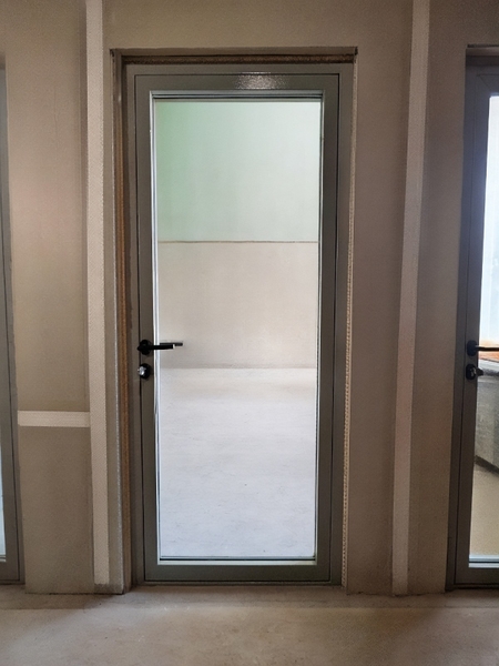 Светопрозрачная дверь