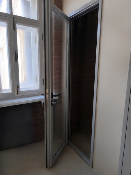 Светопрозрачная дверь