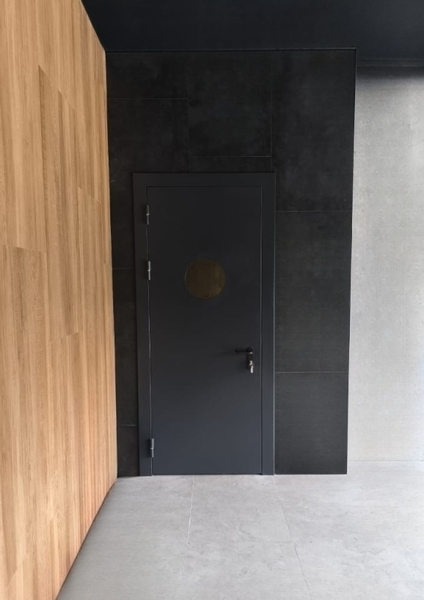 Дверь со стеклом круглой формы