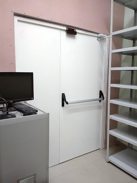 Дверь с ручкой push-bar Дверь с ручкой push-bar