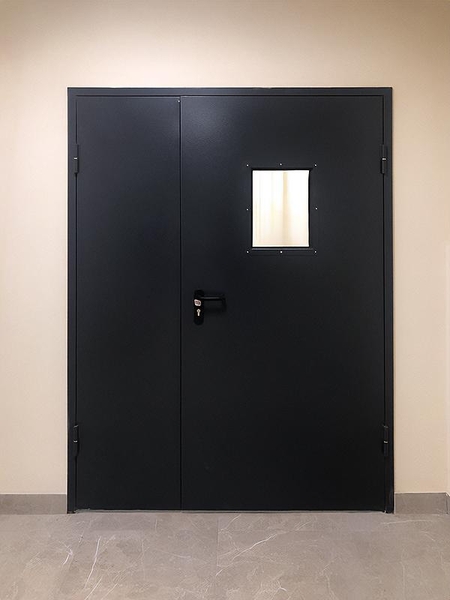 Черная дверь с окном Черная дверь с окном